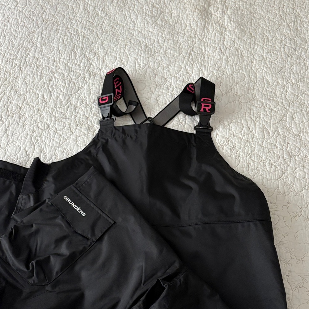 Women's GRUNDENS XL Bib overalls with adj straps.